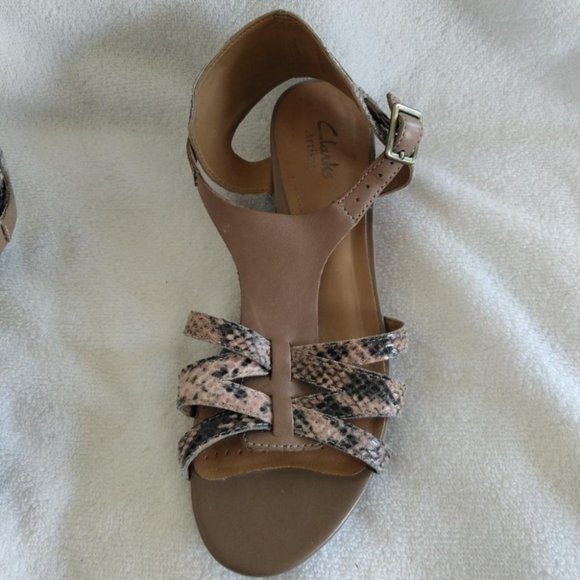 Women Clarks Pink Snakeskin Design Sandals 7 1/2 M - Picture 7 of 10